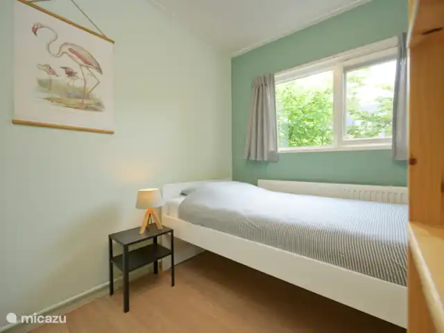 Slaapkamer met 1-persoonsbed (90x200 cm) met kledingkast